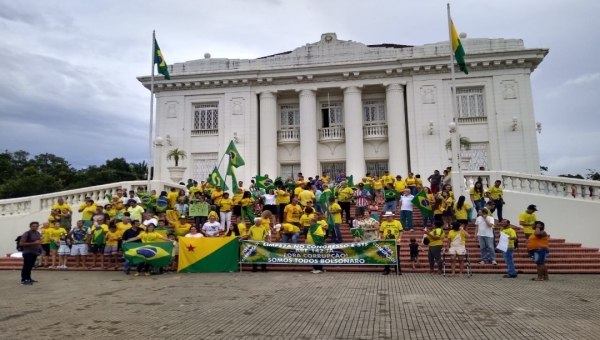 Ato pró-Bolsonaro reuniu 150 pessoas nas escadarias do Palácio Rio Branco